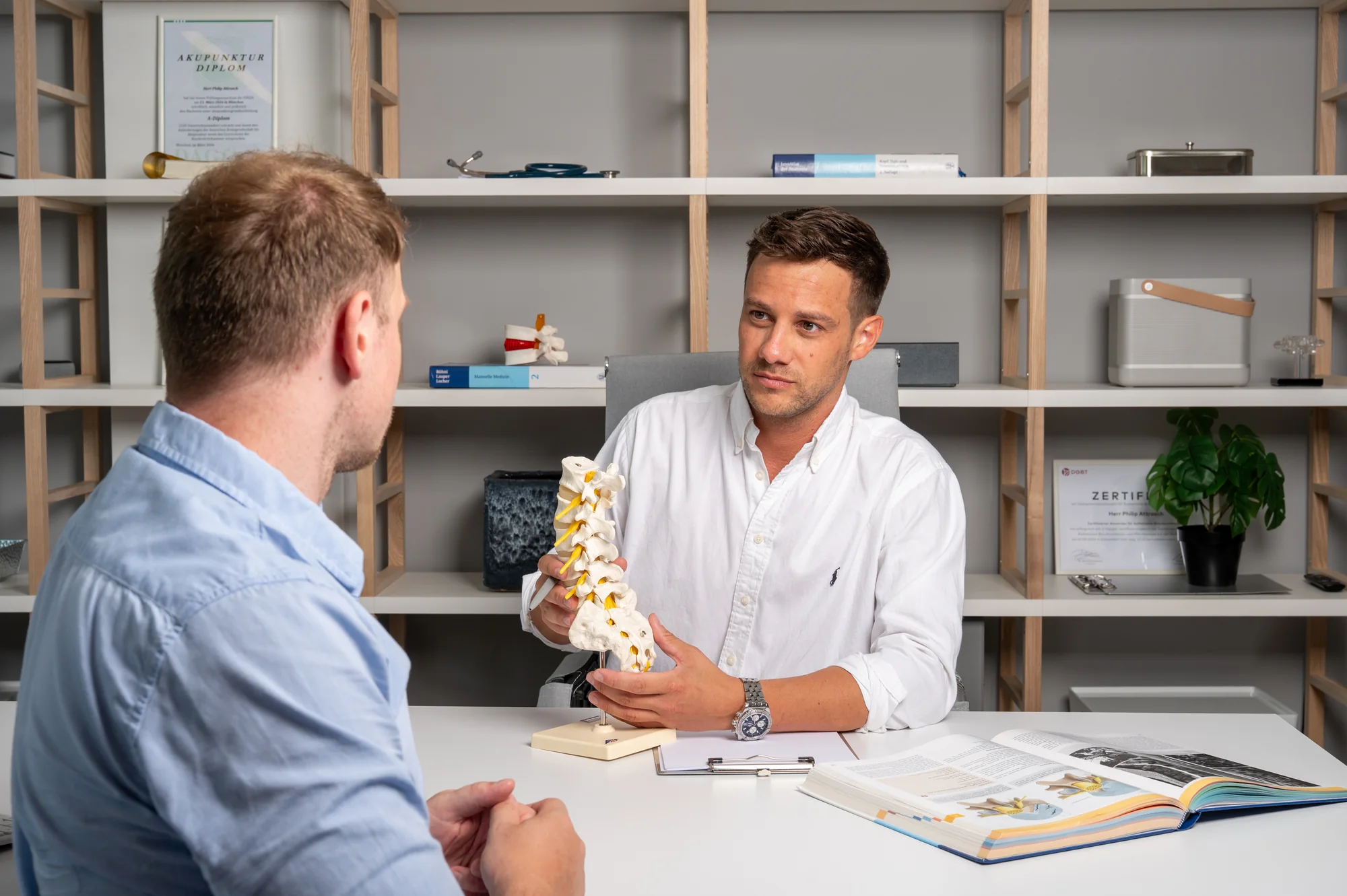 Philip Attrasch im ärztlichen Gespräch mit einem Patienten