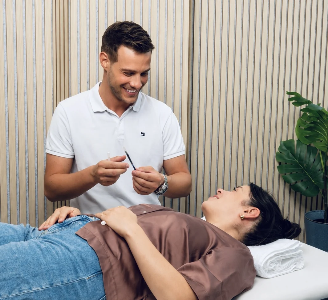 Philip Attrasch bereitet eine Behandlung mit Muskelrelaxans vor
